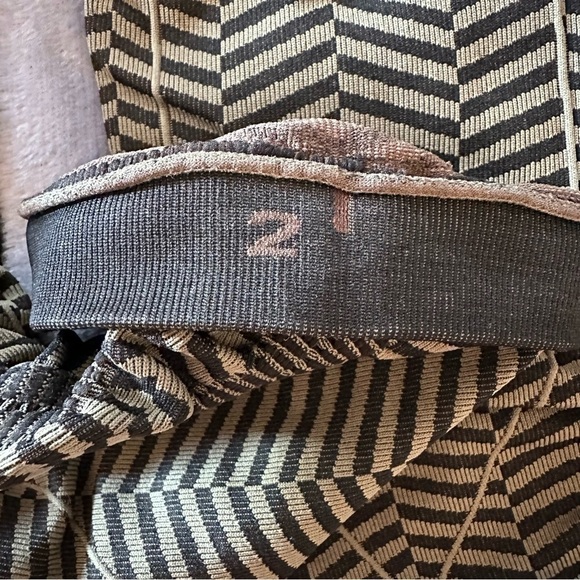 Lululemon In the Flow Leggings Heathered Fatigue Green Black Capri Size 2 - Picture 13 of 14